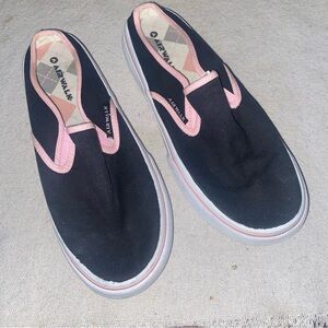 Airwalk Womens slip on show.  Used but Great condition.  SZ 8